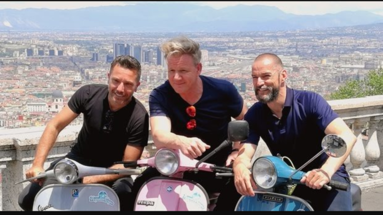 “CHEF GORDON RAMSEY” , GIRO IN VESPA, PER LE STRADE DI NAPOLI.
