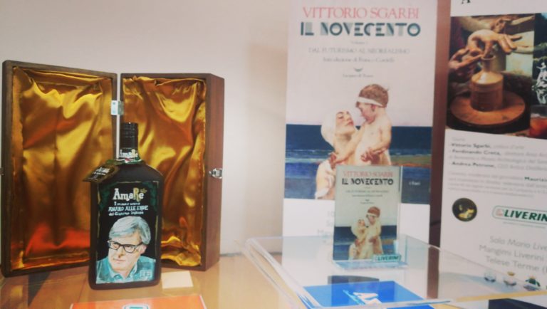 AmaRè di Petrone cambia veste con le bottiglie in ceramica selezionate dal critico d’arte Vittorio Sgarbi