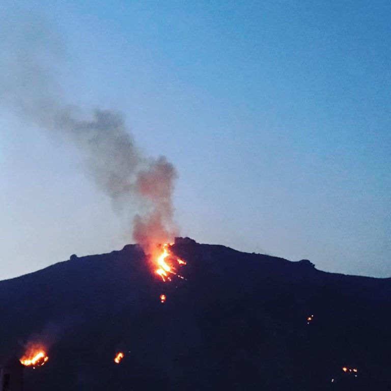 MONDRAGONE- I CITTADINI: “MONDRAGONE BRUCIA. IL LEGGENDARIO CASTELLO BRUCIA!”