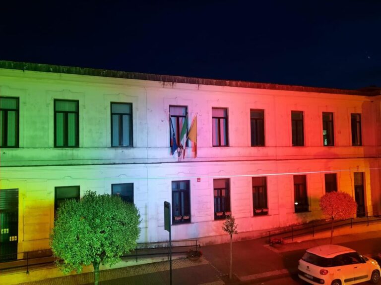 Il tricolore illumina il municipio di Mondragone