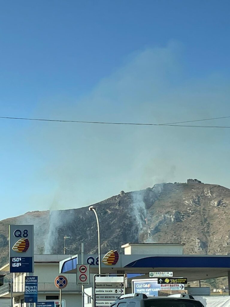 Mondragone- Brucia Monte Petrino, il sindaco confida nell’aiuto dei cittadini.
