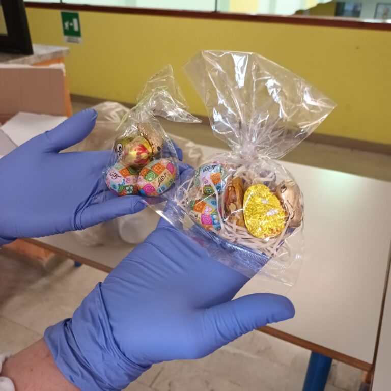 Mondragone- Scuola, i bambini ricevono in dono le uova di pasqua