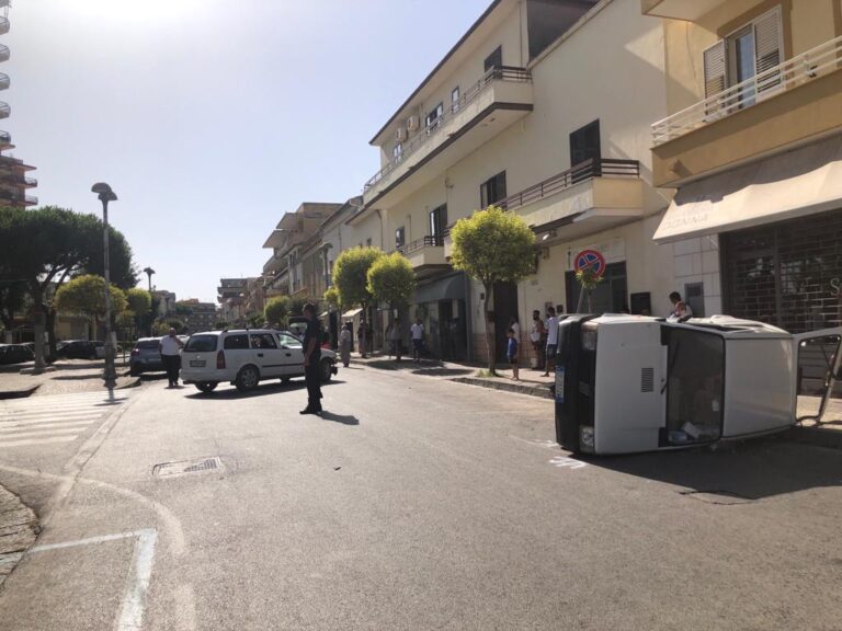 Mondragone-Scontro tra due auto in viale Margherita.