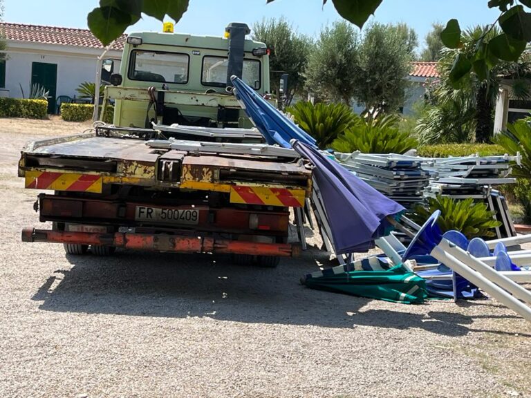 Mondragone- In fiamme un lido, sequestrato.