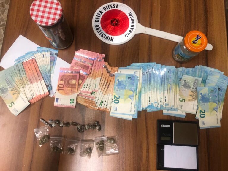 24ENNE SORPRESO A SPACCIARE, ARRESTATO DAI CARABINIERI