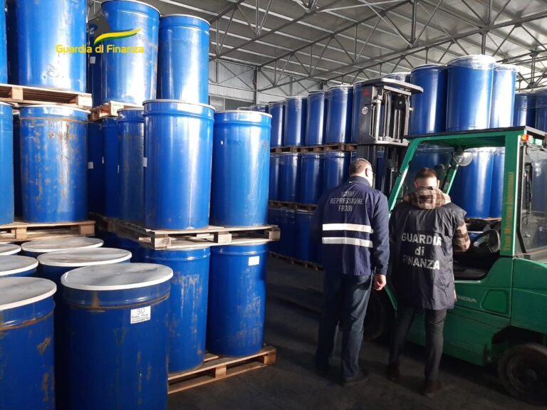 Finanzieri del Comando Provinciale di Caserta e degli Ispettori dell’Unità Investigativa Centrale dell’ICQRF del Ministero dell’Agricoltura, di un’ordinanza di misura cautelare, emessa dal GIP presso il Tribunale di Santa Maria Capua Vetere su richiesta della locale Procura della Repubblica, a carico di sette soggetti indagati per i reati di associazione per delinquere finalizzata al falso ideologico e alla frode in commercio aggravata, per aver commercializzato nel periodo compreso tra l’anno 2016 e il 2022 ingenti quantitativi di prodotti agroalimentari falsamente dichiarati come biologici.