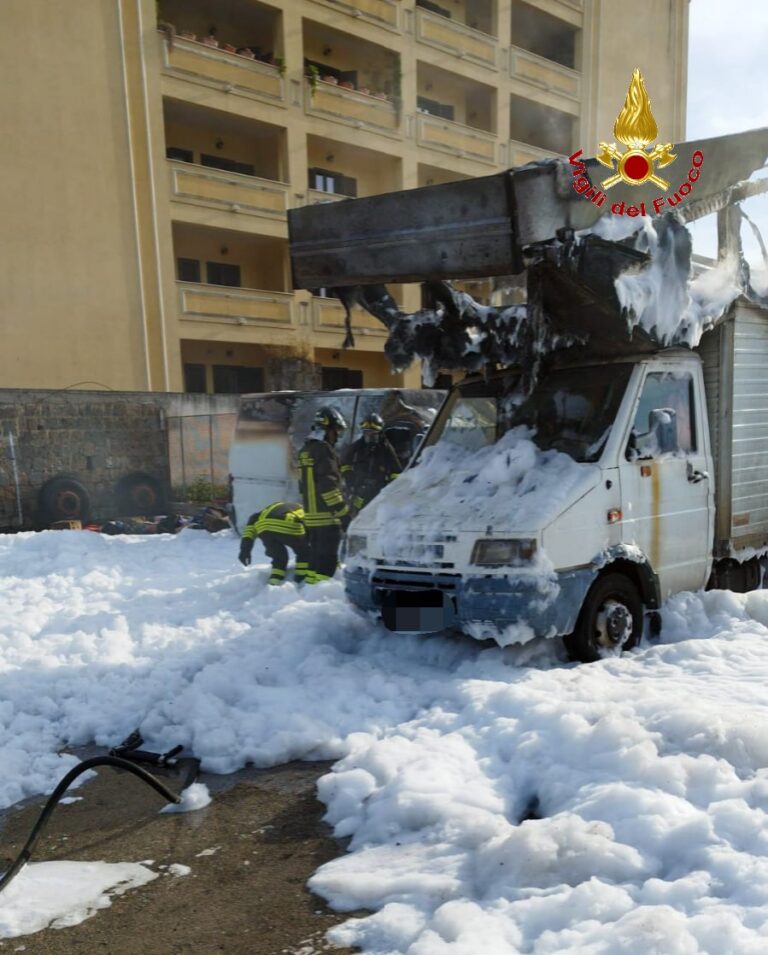Santa Maria Capua Vetere , per un incendio che ha interessato due furgoni.