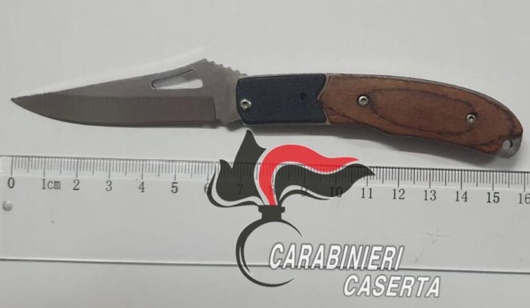 IRROMPE IN UN BAR ARMATO DI COLTELLO PER RAPINARE UNA “BIONDA”. NIGERIANO ARRESTATO DAI CARABINIERI