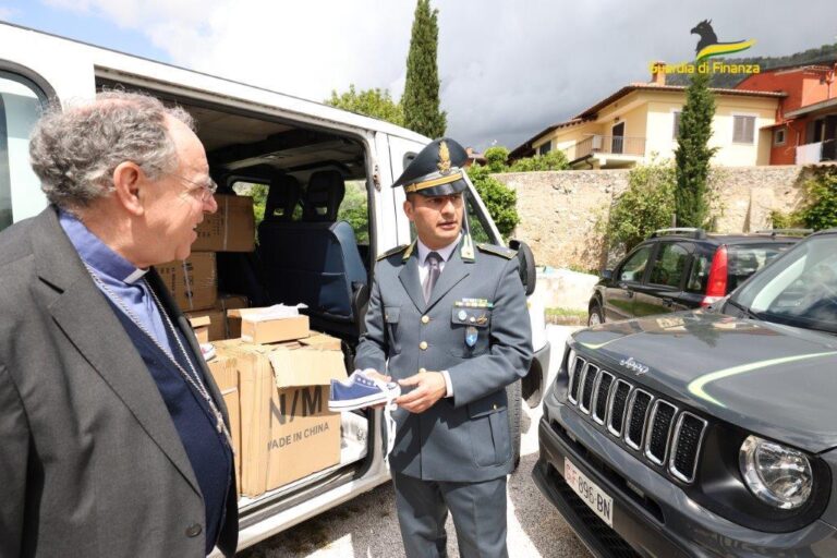 Il Comando Provinciale della Guardia di Finanza Caserta, previa autorizzazione della Procura della Repubblica presso il Tribunale di Santa Maria Capua Vetere, ha devoluto in beneficenza 900 paia di scarpe, sequestrate a Dragoni
