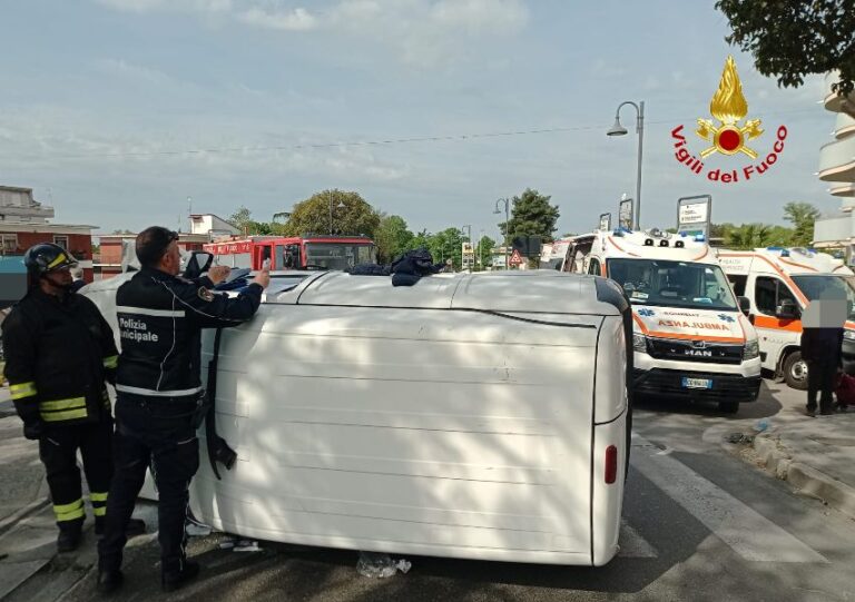Vigili del  Fuoco  di Caserta intervengono per incidente stradale