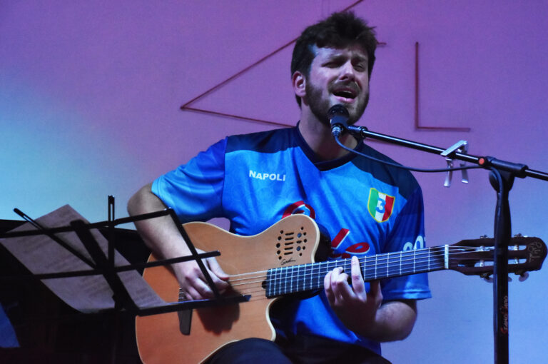 “Peito Aberto” is the latest album that the Portuguese singer-songwriter with Brazilian birth wanted to offer in his tour that will take him around the world.